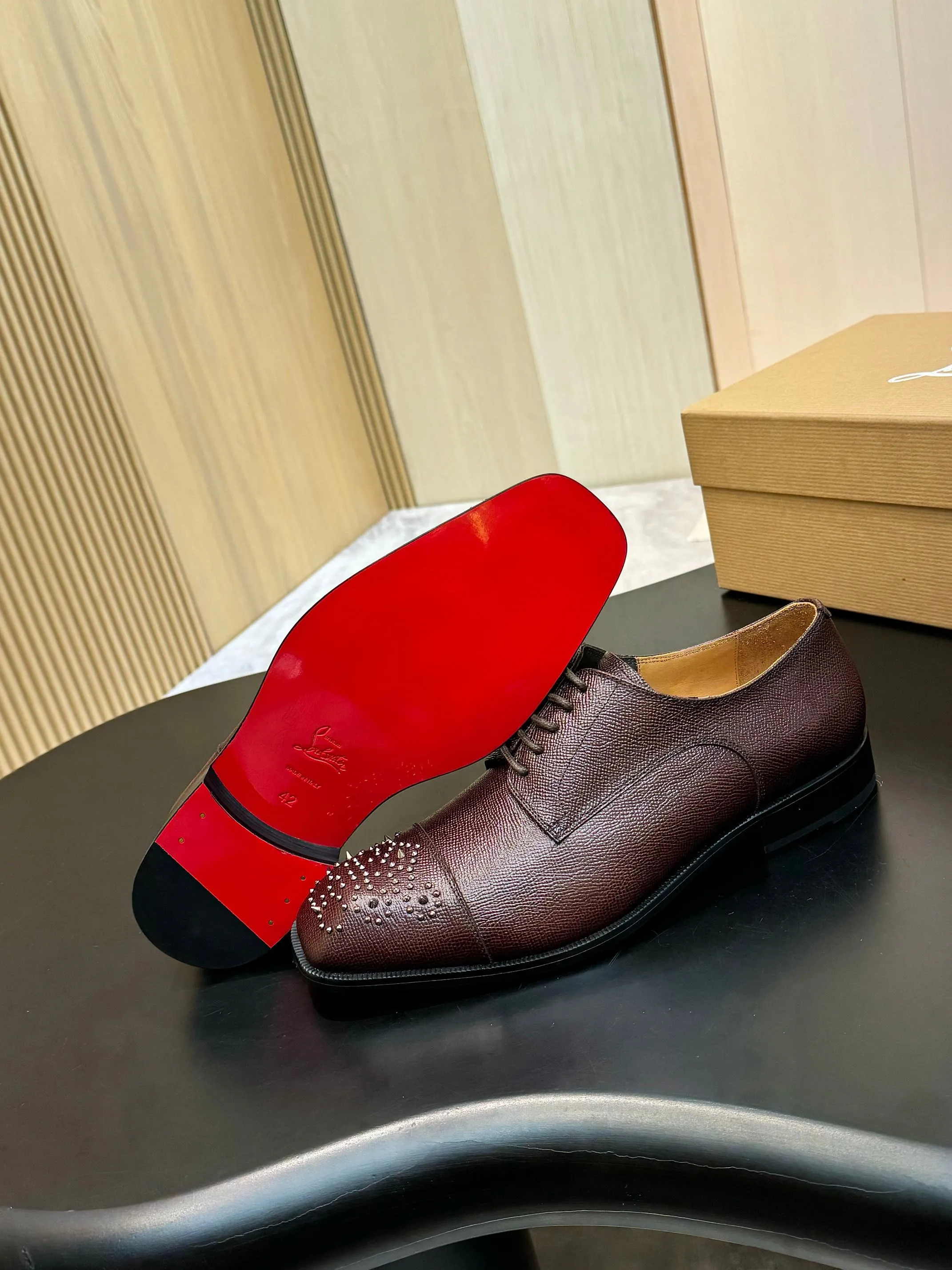 [CL red sole shoes] Top P: 1020💰 Size 39-44 (⚠️38.45.46.47 custom-made, non-returnable and non-exchangeable) 🆑High-end men's business formal leather shoes, original authentic top quality goods ••✅💯 Top original order purchasing agent! Original imported patterned cowhide ➕Imported cowhide lining ➕Cowhide feet ➕Original leather outsole~🉑️Feel free to compare the authentic ones!
